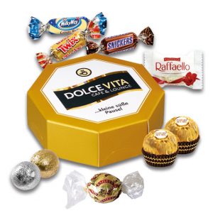 Geschenkbox in achteckiger Form gefüllt mit verschiedenen Markensüßigkeiten wie Ferrero Rocher, Raffaello, Bayleyspralinen, Miniatures Mix von Mars und Kinnertonpralinen.