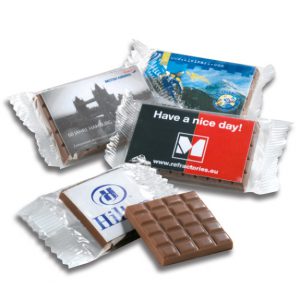 Die Schoko Täfelchen mit Karte 6g 10g 25g 50g oder 100g sind aus feinster sahniger Schokolade. Die Schokolade gibt es in Vollmilch,, Zartbitter oder Weiße Schokolade. Die Karte kann individuell bedruckt werden.