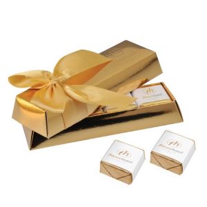 Goldbarren Box mit individuller Prägung und gefüllt mit Schokoladen Würfeln mit individuellem Druck als Werbeartikel.