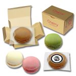 Die Macarons sind ein Baisergebäck mit individuellem Werbedruck auf einem Dekoraufleger oder aber auf einer Geschenkbox.