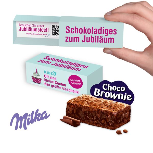 Milka Choco Brownie mit Schokoladenstückchen. Verpackt in einer Schiebeverpackung. Die Schiebeverpackung wird individuell bedruckt nach Wunsch innen und außen.