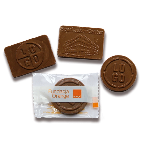 Die Schokotäfelchen mit Prägung 9g sind eine Marke der Firma Barry Callebaut. Die Schokolade kann individuell geprägt werden. Ebenfalls kann die Folie mit Logo bedruckt werden. Es gibt transparente oder Weiße Folie mit individuellem Druck.