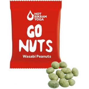 Wasabi Crispers sind Erdnüsse mit Merrettich überzogen und scharf. 15g sind verpackt im Werbetütchen mit individuellem Druck.