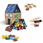 3D Präsent Haus aus Karton mit Süßigkeiten gefüllt und individuell bedruckt als Werbeartikel.