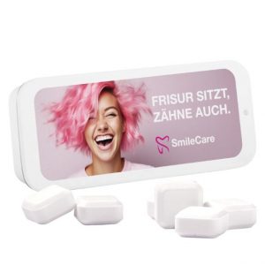Schiebedeckeldose mit Logo bedruckt und mit Pfefferminz, Kaugummi, Mentos, Jelly Beans oder Traubenzucker gefüllt, als Werbeartikel.