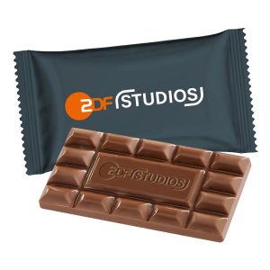 Fairtrade Schoko Tafel mit individueller Prägung im Flowpack mit Logo individuell bedruckt als Werbeartikel.