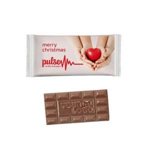 Schokotafel mit individueller Prägung und individuell bedruckt mit Logo auf der Folie als Werbeartikel.