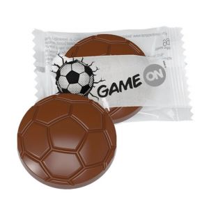 Das Werbegeschenk Fußball mit einem Schokofußball als Fußball Give aways individuell bedruckt auf der Folie.