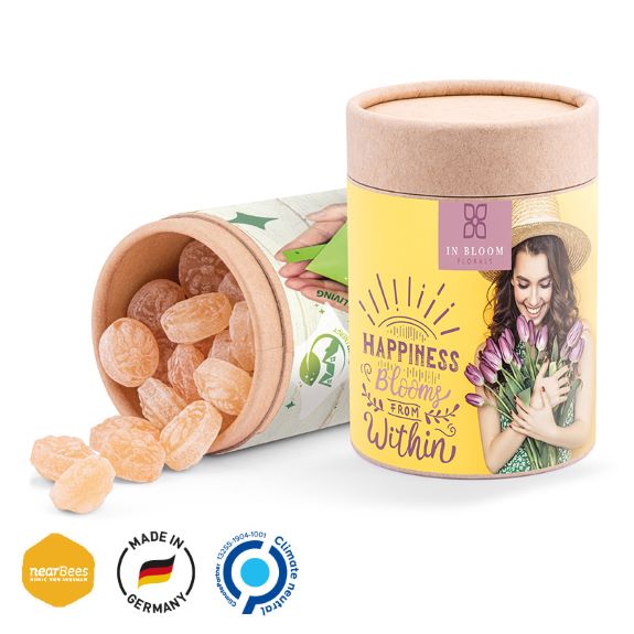 Die Papierdose Eco Maxi ist gefüllt mit Honigbienen Bonbons der Marke nearBees und wird individuell bedruckt als Werbeartikel.