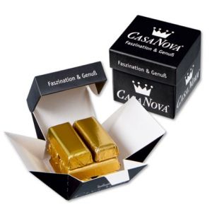 Goldbarren aus Schokolade in goldener Stanniolfolie verpackt im Werbe Würfel aus Karton mit individuellem Druck als Werbeartikel.