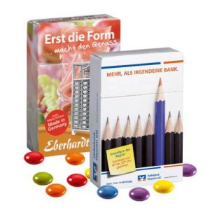 Logo Box mit süßer Füllung und mit Schokolinsen, individuell mit Logo bedruckt als Werbeartikel.