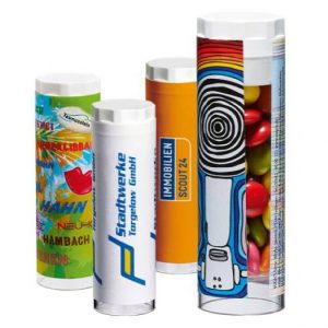 Logo Rolle mit süßer Füllung und mit Schokolinsen gefüllt und mit Logo individuell bedruckt als Werbeartikel.