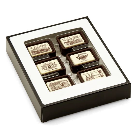 Schoko Täfelchen mit Logo direkt auf der Zartbitter Schokolade zu 12 Täfelchen in Geschenkbox als Werbegeschenk.