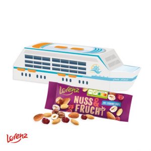 Schiff aus Karton, gefüllt mit Nuss & Frucht von Lorenz, individuell mit Logo bedruckt als Werbeartikel.