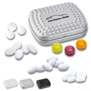 Eckige Techno Metalldose mit Süßigkeiten gefüllt und mit Logo individuell bedruckt als Werbeartikel.