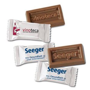 Schokotäfelchen mit individueller Prägung auf der Schokolade und individuell bedruckt mit Logo auf der Folie.