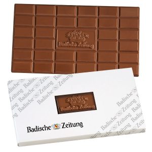 Schokotafel Fairtrade 150 g mit individueller Prägung in Werbebox und individuell bedruckt als Werbeartikel.